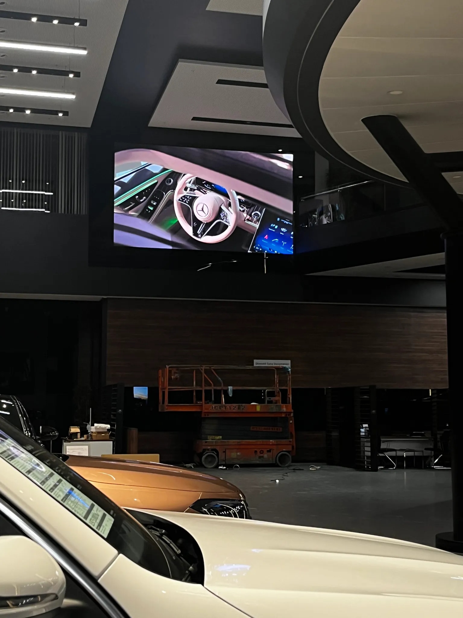 Vadi Istanbul Mercedes Showroom — Image 5