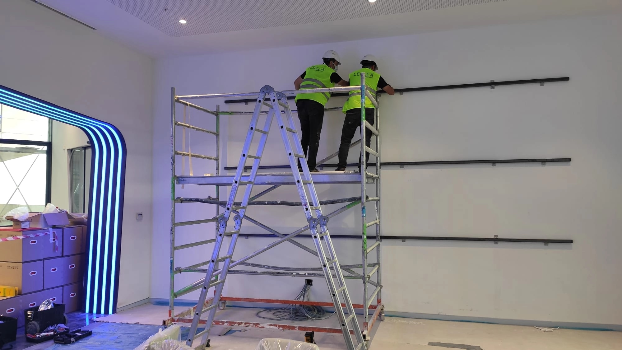 Mounting the support rail for an LED wall