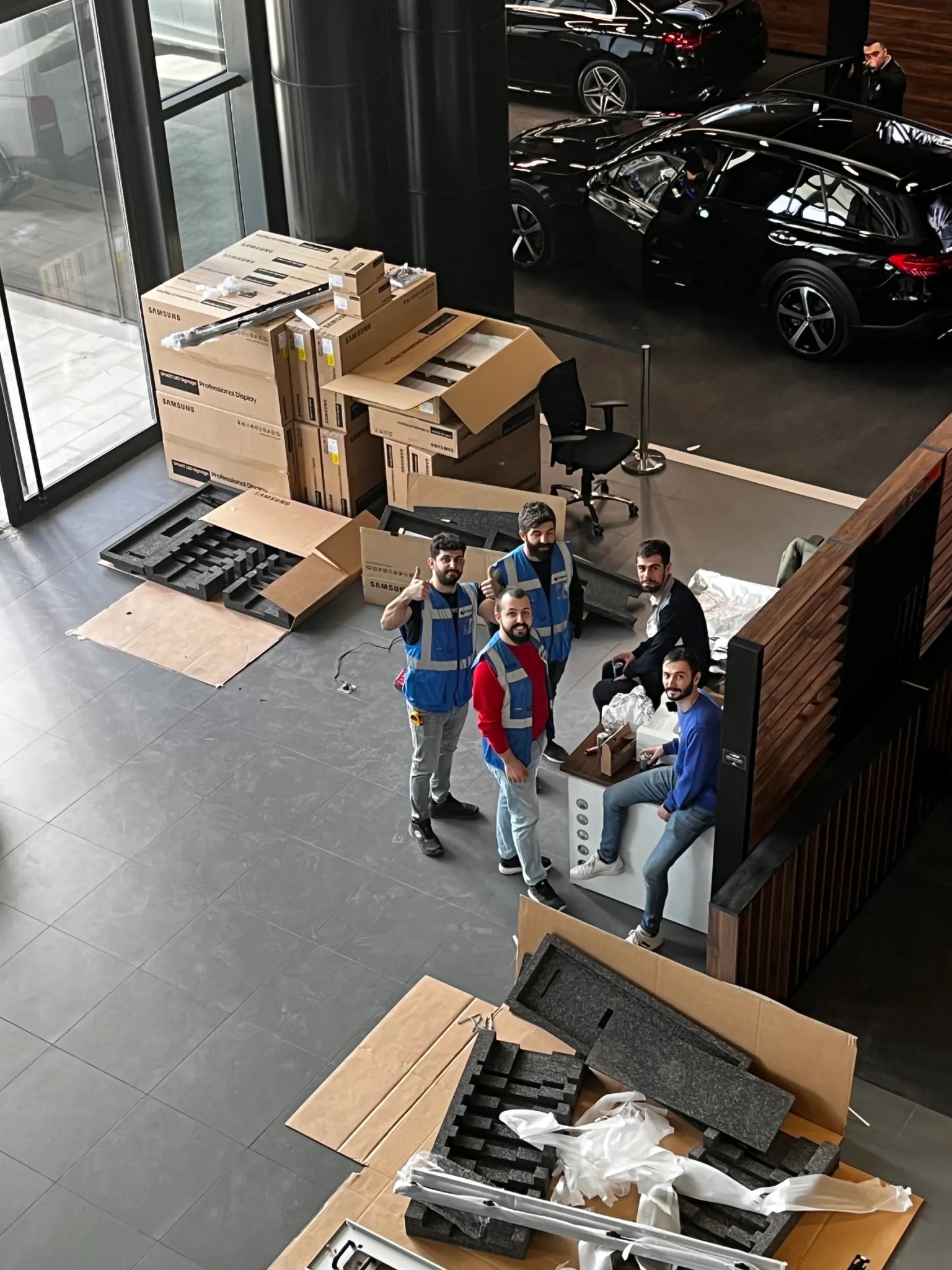 iDisplay installation team in the field